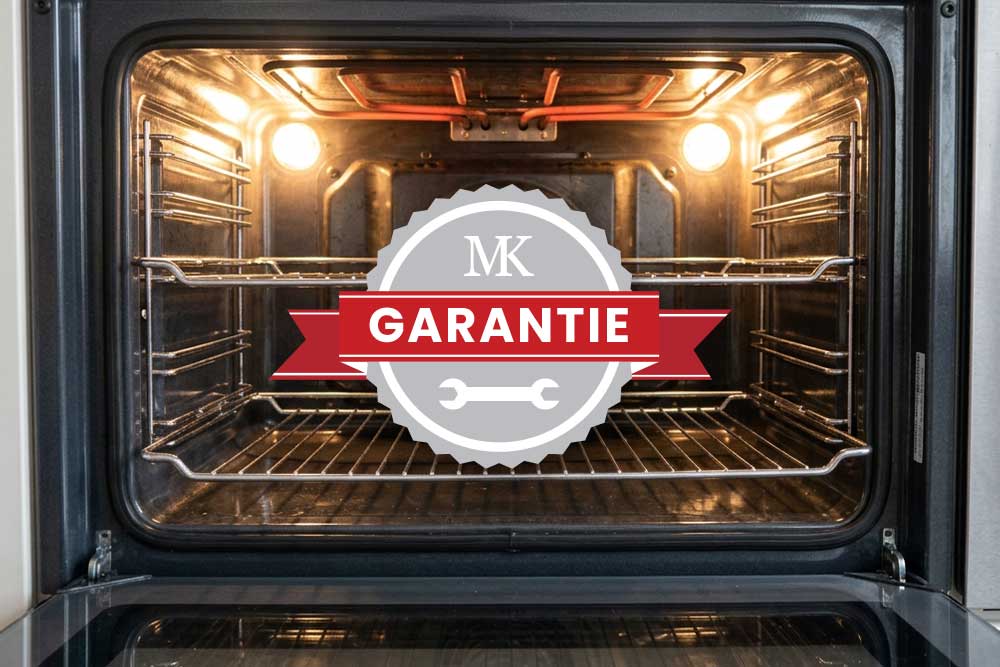 Innenansicht eines geöffneten Backofens; im Vordergrund ist ein Siegel mit der Aufschrift 'MK Garantie'.