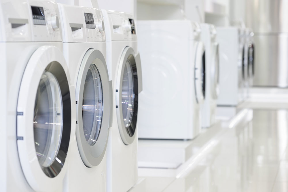 Verkaufsraum mit 8 Waschmaschinen.
