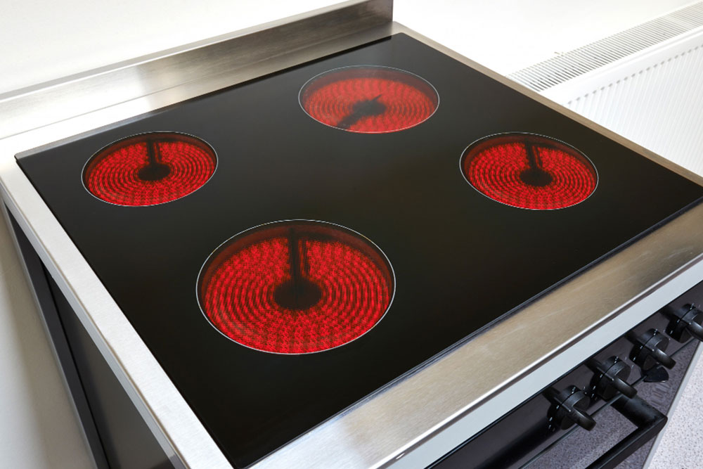 Elektroherd mit 4 Platten, die in Betrieb sind.