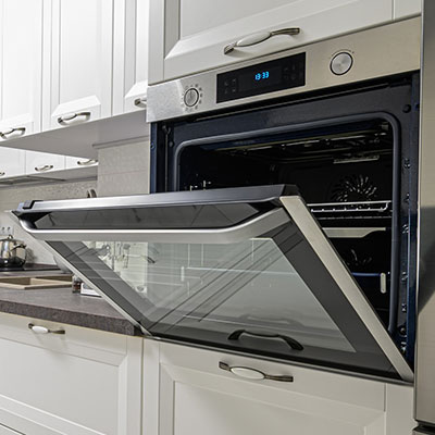 Geöffneter Backofen in einer Einbauküche