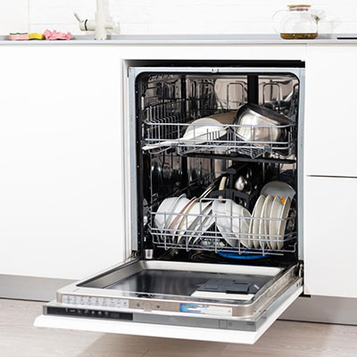 Geöffneter Geschirrspüler mit Geschirr befüllt