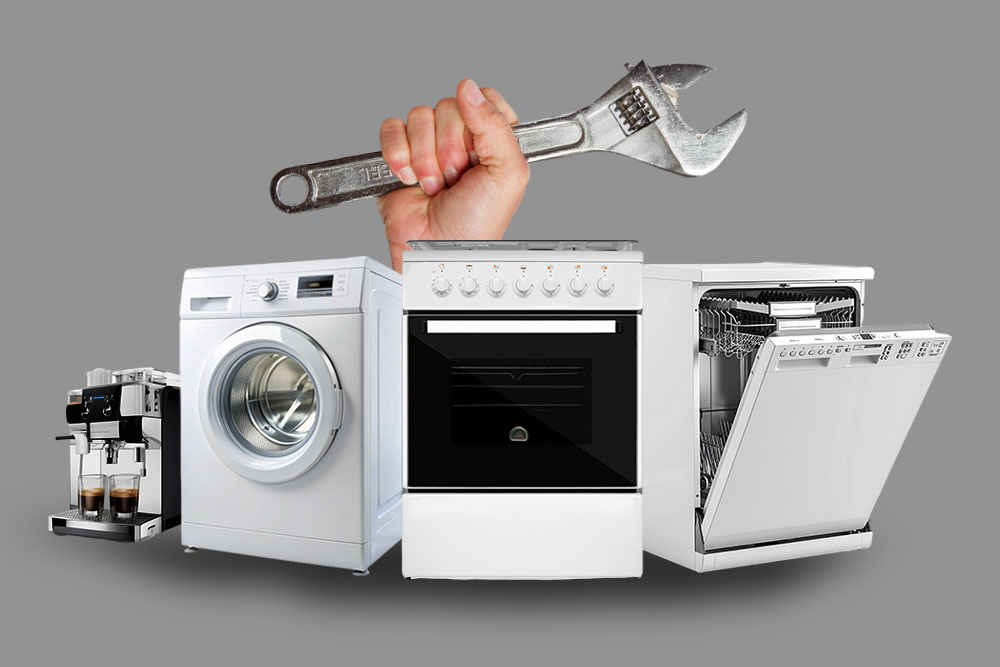 Kaffeevollautomat, Waschmaschine, Backofen und Geaschirrspüler im Vordergrund, im Hintergrun dist ene Faust, die einen Schraubenschlüssel hält